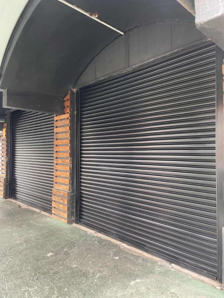 Portas de aço instaladas em fachada com arco