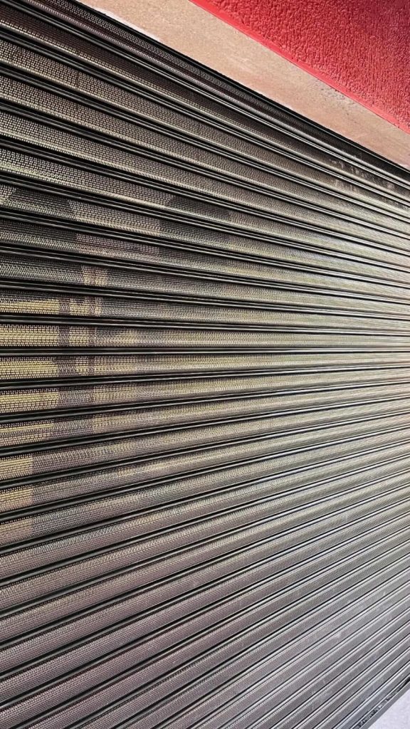 Porta de enrolar em fachada de estabelecimento