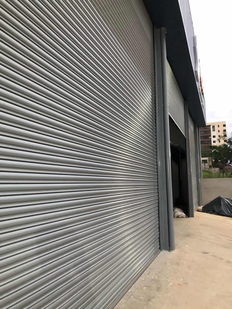 Porta de enrolar em fachada comercial