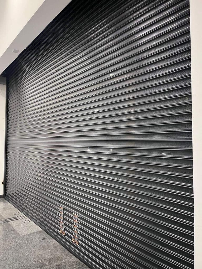 Porta de enrolar em fachada de estabelecimento
